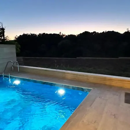 Two-bedroom With Private Pool The Bayfront One -s5 アパート Kožino